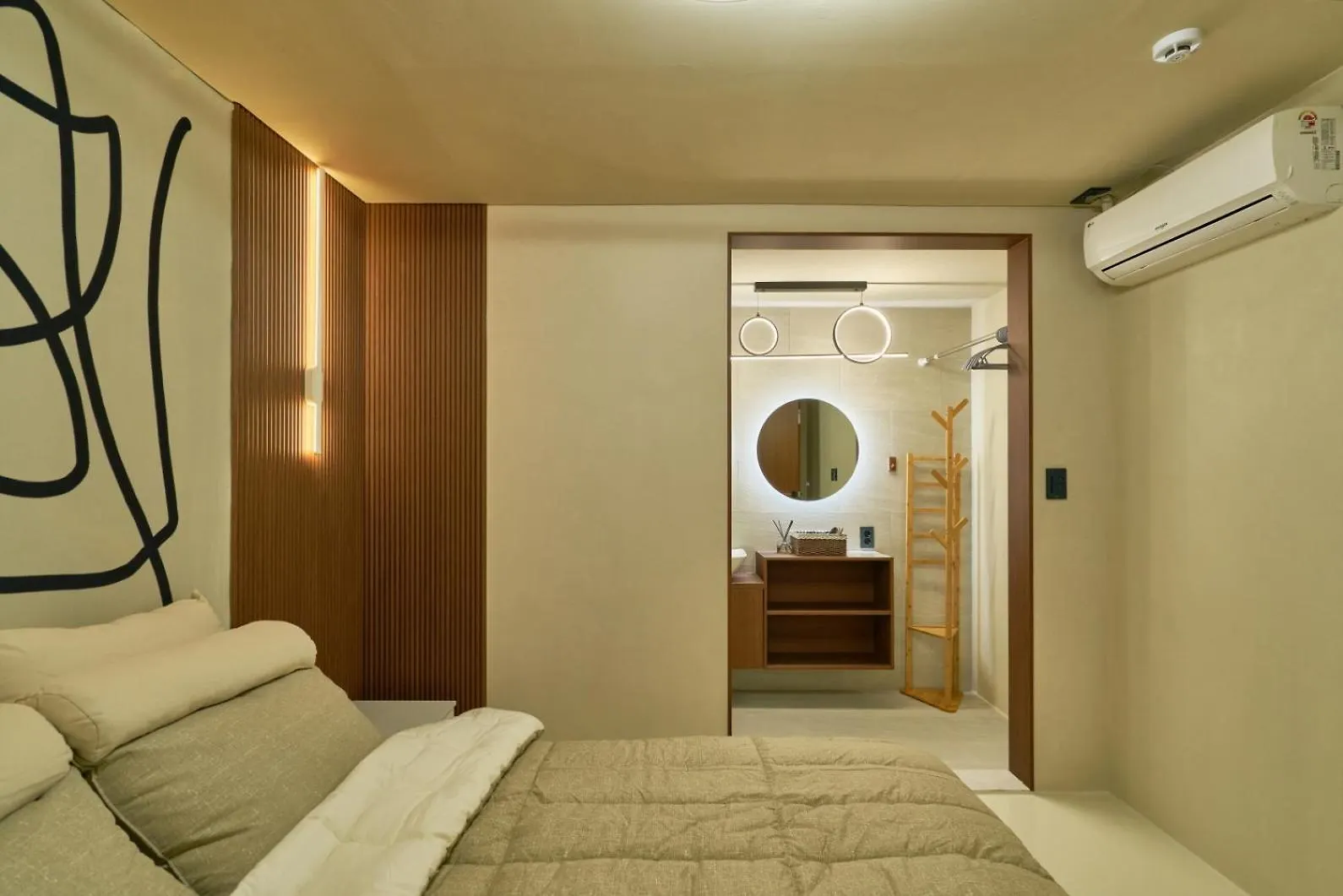 150M From Myeongdong Station, Private Use, Hotel Style Interior, Free Korean Ramen Seoul