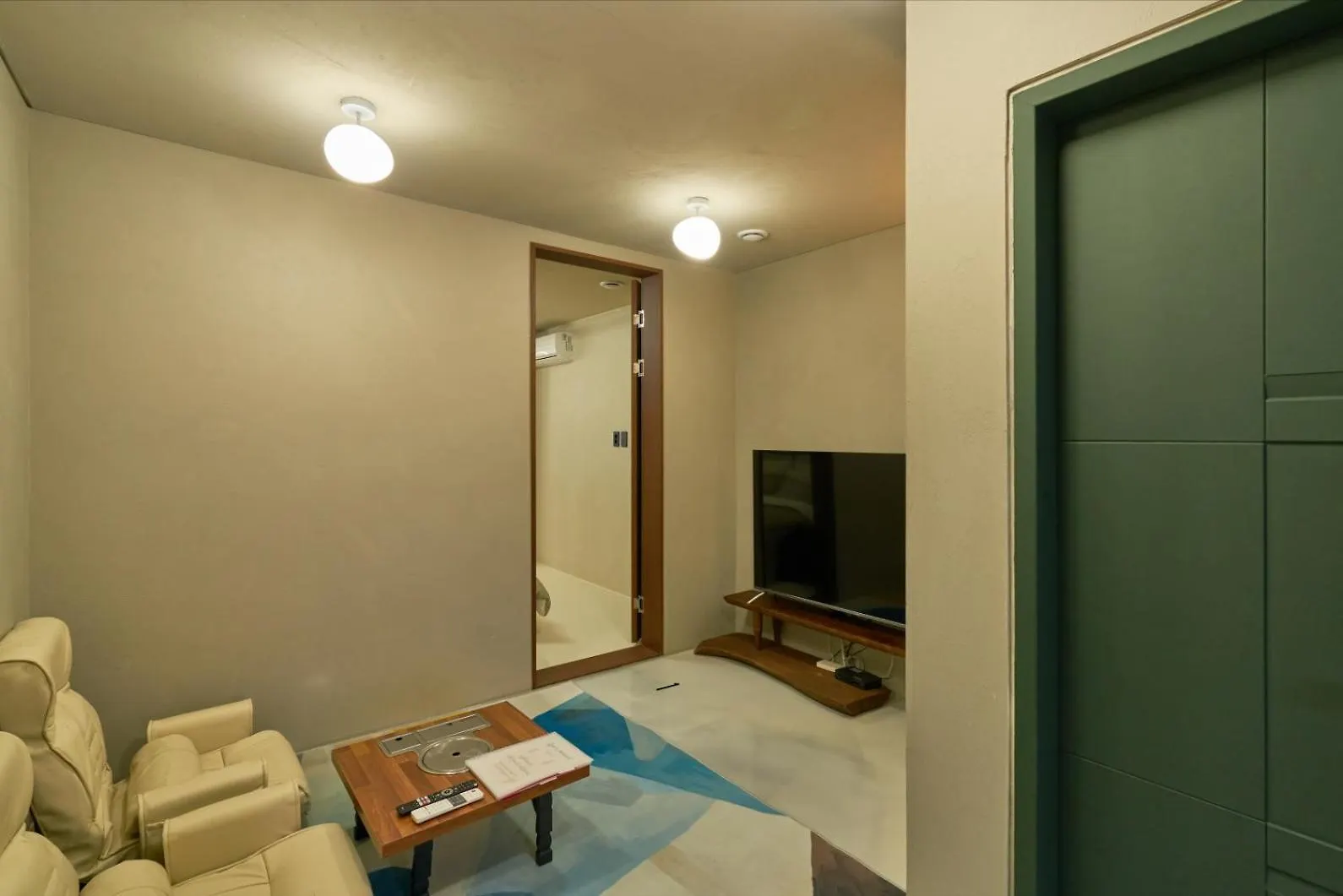 150M From Myeongdong Station, Private Use, Hotel Style Interior, Free Korean Ramen Seoul Apartment